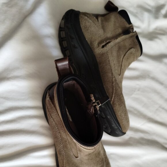 LANDS' END Taupe SUEDE Feel ANKLE BOOT Sz 7.5B - Picture 4 of 9